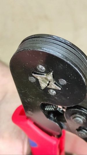 Обязательно запомни эту хитрость! Как легко зажать маленькое сверло в патрон шуруповерта? #shorts