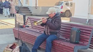 Трубач  Геннадий Билалов на Соборной площади в Гатчине 🕺💃👍👏🎺