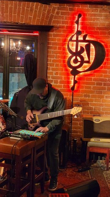 Обожаю играть на басовом синтезаторе. Тут у меня Dreadbox Artemis и контроллер Linnstrument
@kozlovc смотреть онлайн