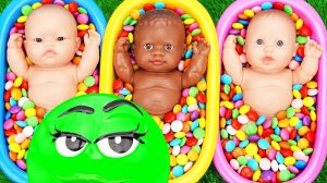 Мультики для детей. Перемешиваем конфеты в ванночках с куклами. Смотреть онлайн для детей и малышей.