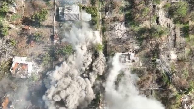 Фиерические кадры атак дронов в Запарожской обл 21.10.2025 смотреть онлайн