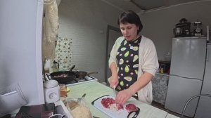 Уговорить никак не получилось. Готовлю ужин, строим гараж. Жизнь семьи в деревне