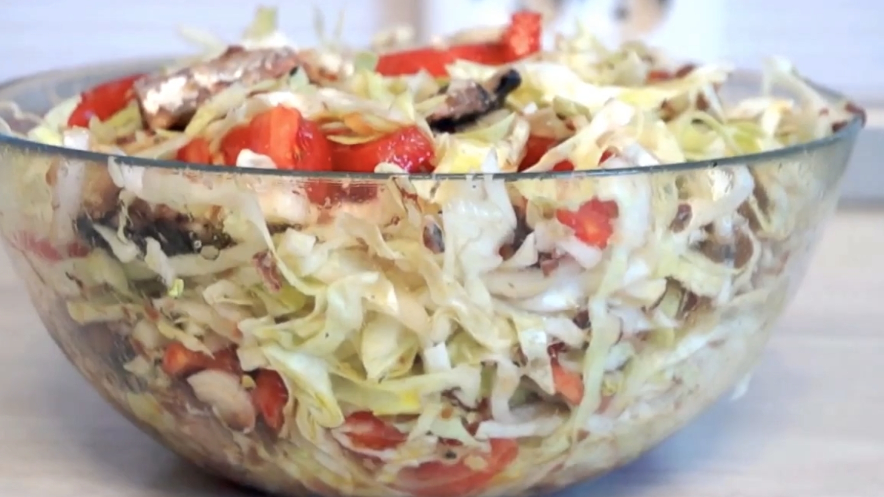 САЛАТ из капусты и консервированной рыбы. смотреть онлайн