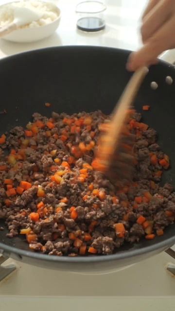 Жареный рис по-азиатски с мясом🍚 смотреть онлайн