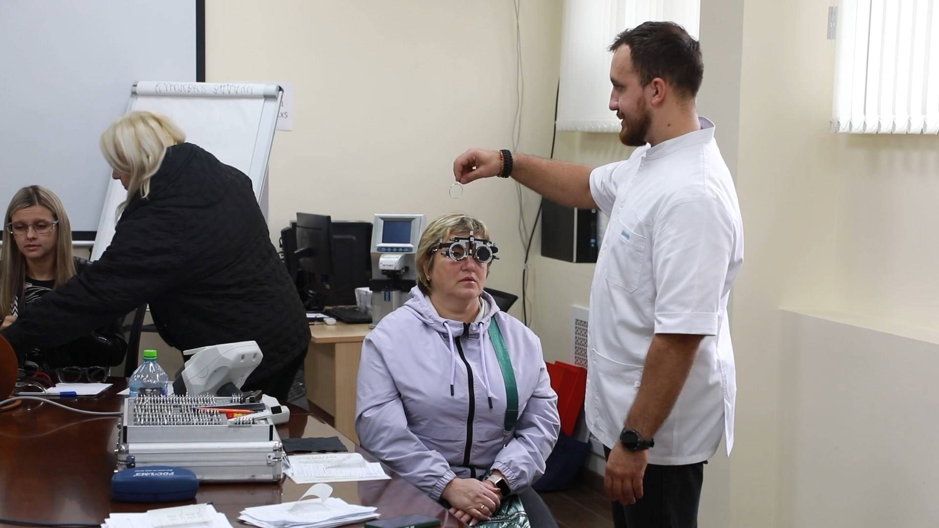 Очки – с корригирующим эффектом – получают работники Михайловского ГОКа с ослабленным зрением смотреть онлайн