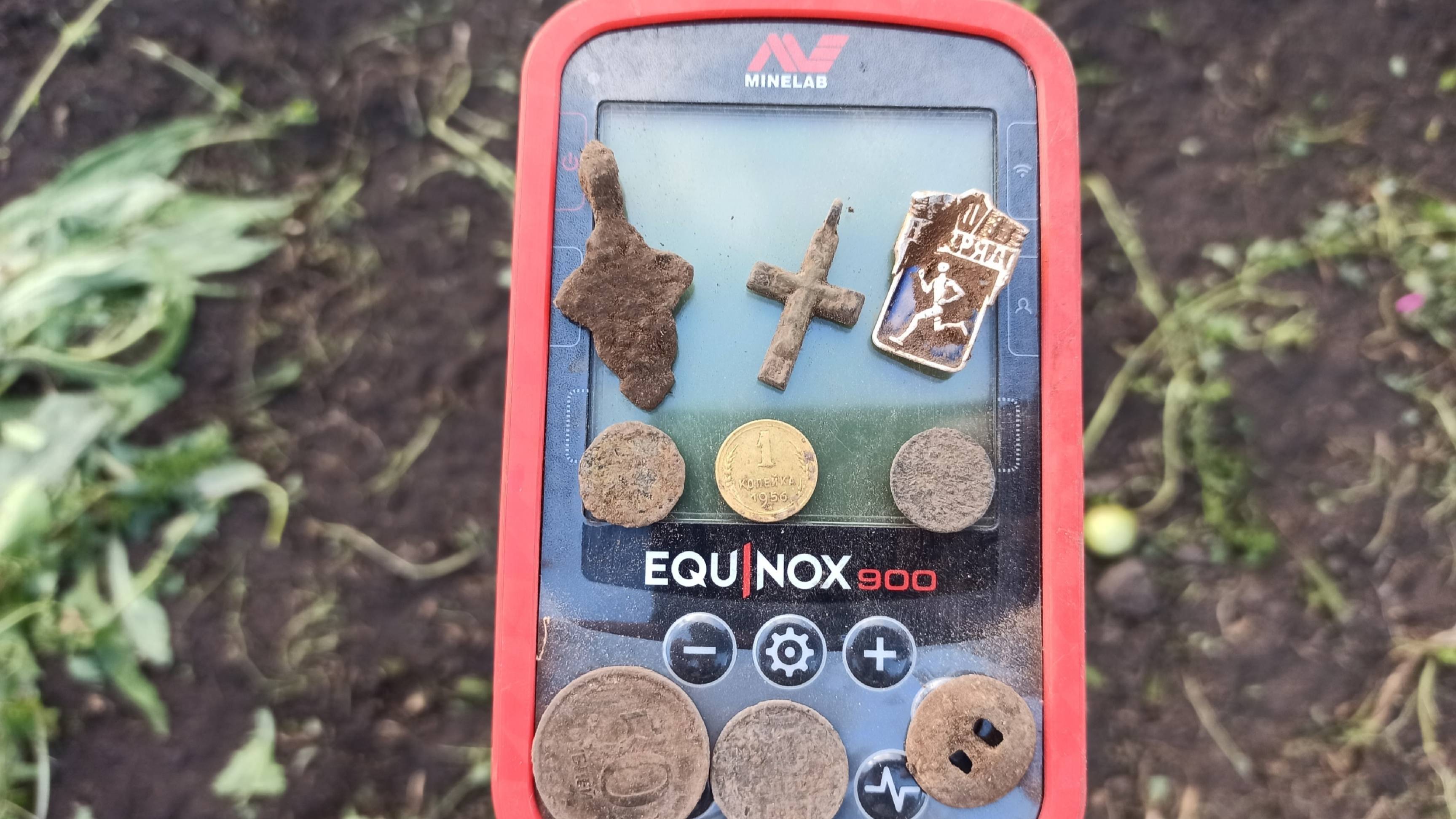 КОП МОНЕТ С МЕТАЛЛОИСКАТЕЛЕМ. Нашел старинный крестик в огороде смотреть онлайн