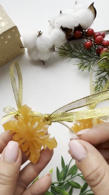 Новогодние ёлочные игрушки из эпоксидной смолы снежинки в золотом цвете смотреть онлайн