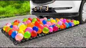 Машина давит предметы колесом! Эксперименты с колесом! Давим цветные шарики с водой! Залипалка ASMR