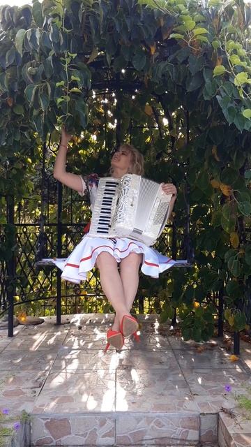 #ОсеньнаДворе #НашаТема #Русскаянароднаяпесня #УльянаАкКОрди #артистка #аккордеон #аккордеонистка