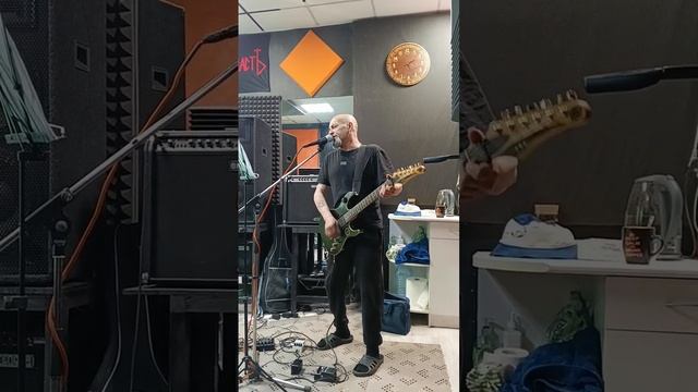 Оттачивали с гитаристом новую песню-ДУША.