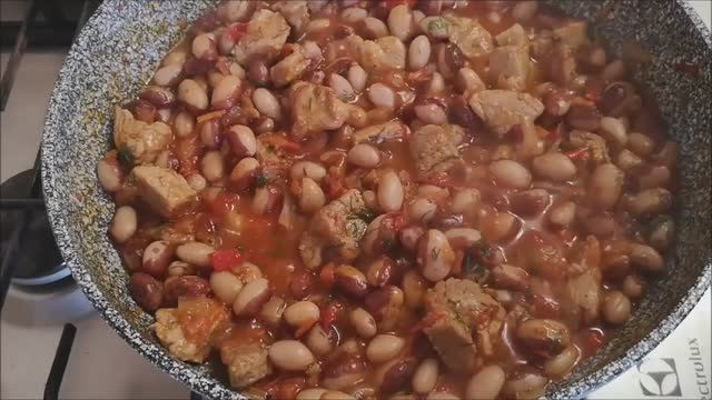Фасоль с мясом и овощами в томатном соусе. Сытный и вкусный ужин на всю семью. Выпечка и кулинария смотреть онлайн