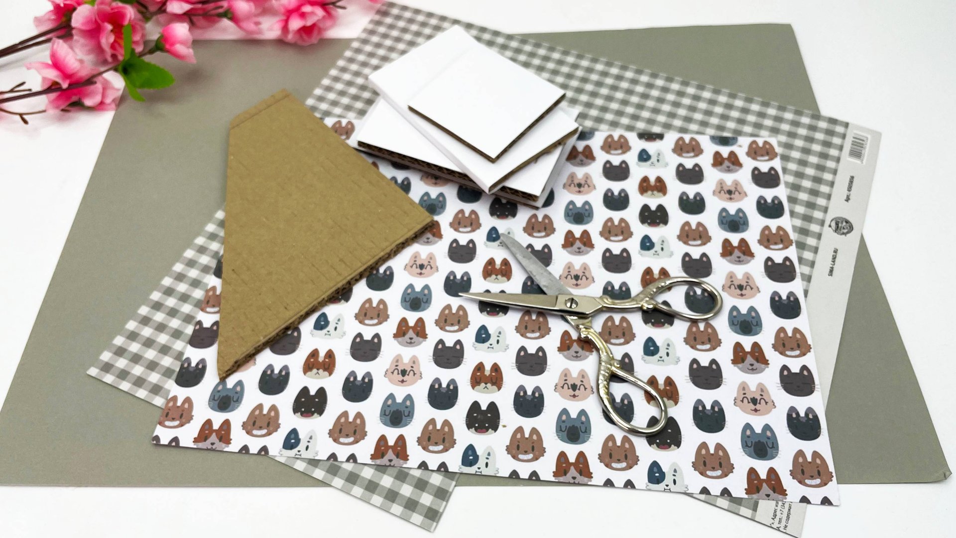 Удивительно, что из простого картона и бумаги можно создать такую практичную и полезную вещь