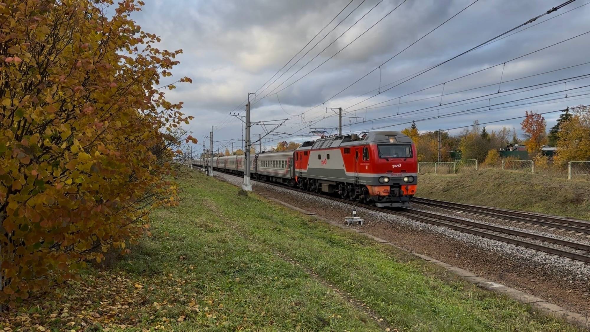 «Золотой осенью!» Электровоз ЭП2К-483 с пасс.поездом на перегоне, октябрь 2025 года смотреть онлайн