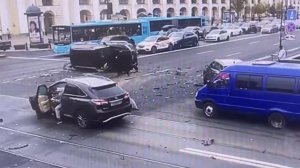 Восемь машин столкнулись на Невском проспекте в Санкт-Петербурге: видео