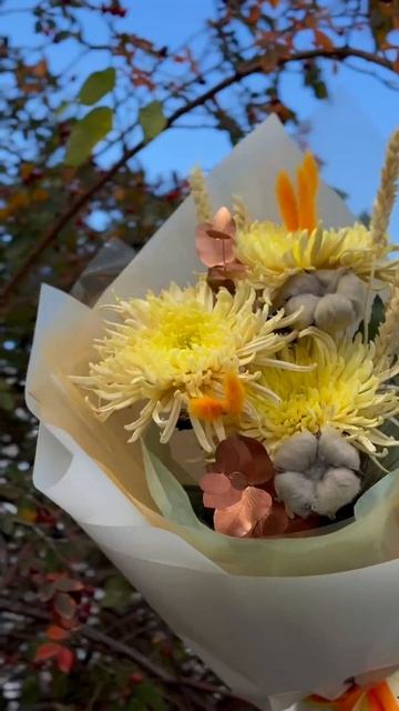 Этот букет — как чашка горячего чая в бабушкиной кухне: тёплый, уютный, с лимончиком и любовью.