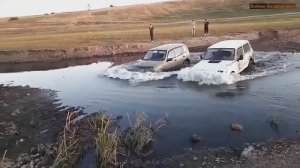 Нива Шевроле и Нива 4х4 через брод.