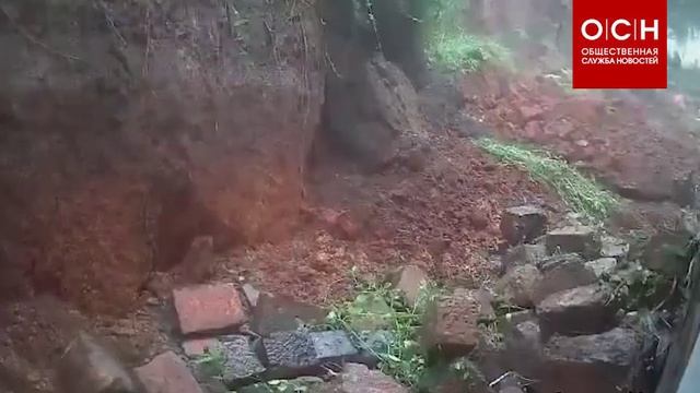 В Индии рушатся здания из-за постоянных продолжительных дождей. смотреть онлайн