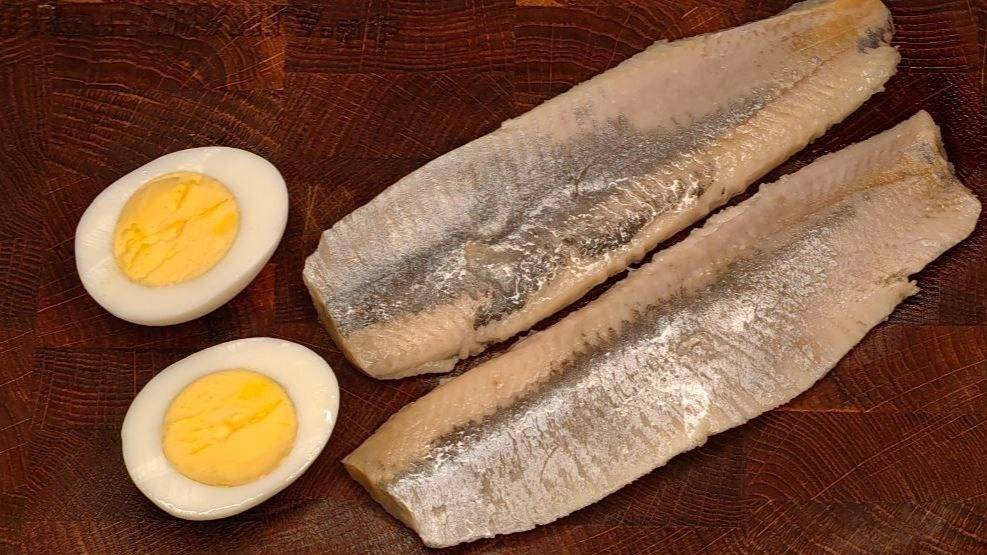 Я влюбилась в этот салат! Вкусный салат с селедкой и яйцами. Каждый кто пробует, просят рецепт🥗 смотреть онлайн