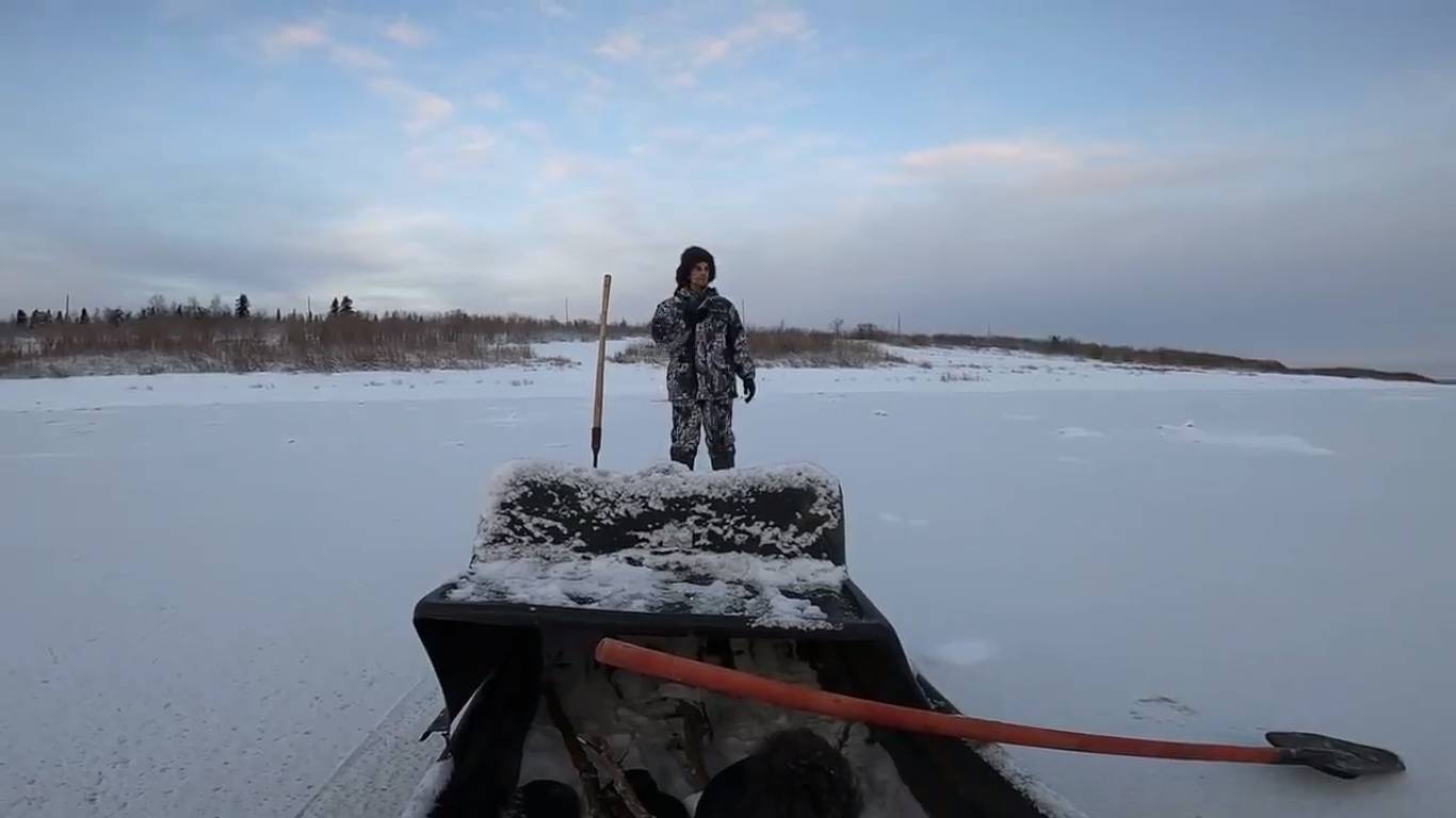 Рыбалка на реке. Первый лёд. смотреть онлайн