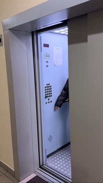 Обхитрила подозрительного мужика. С незнакомцами лучше не ездить в лифте. смотреть онлайн