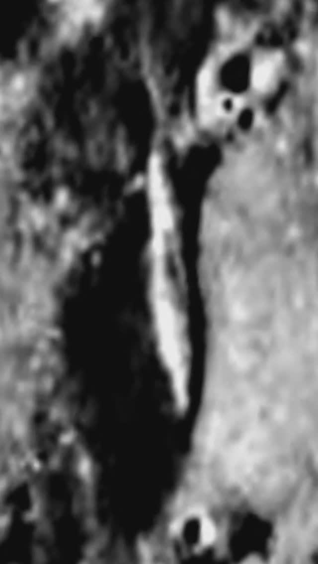 Огромный объект длиной более 3 км на поверхности Луны, возле кратера Ижак (улучшенная версия) смотреть онлайн