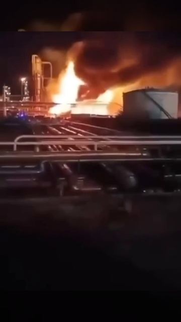 УДАР ПО ВЕНГРИИ!! УКРАИНА ВЗОРВАЛА ЗАВОД ПО ПЕРЕРАБОТКЕ РОССИЙСКОЙ НЕФТИ. смотреть онлайн