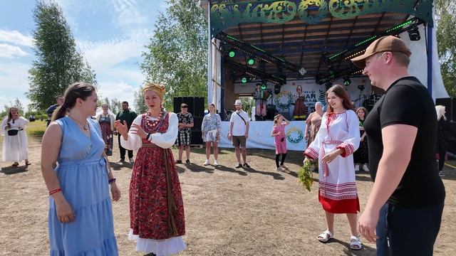 «Селезень за уткой гоняет» -  Русская народная игра