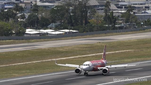 Эйрбас А320neo авиакомпании Thai AirAsia приземляется в аэропорту Пхукета.