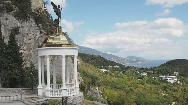 Смотровая площадка возле церкви Архангела Михаила (Крым, Россия). смотреть онлайн
