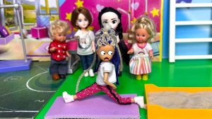 СМЕЯЛСЯ ВЕСЬ КЛАСС🤣🤣 КАТЯ СЕЛА НА ШПАГАТ веселая ШКОЛА урок физкультуры куклы Барби истории