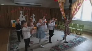 Трогательный танец со свечками ко дню мамы. За то, что мама есть у меня я очень Бога благодарю