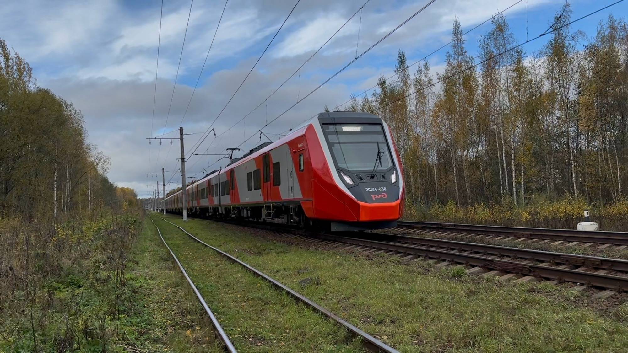 «Осенняя!» Электропоезд «Финист» ЭС104-038 на перегоне, октябрь 2025 года смотреть онлайн