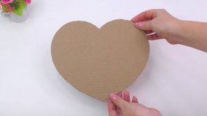 Вырезаю сердечки из картона, чтобы создать уникальную вещь, которую точно не купишь в магазине