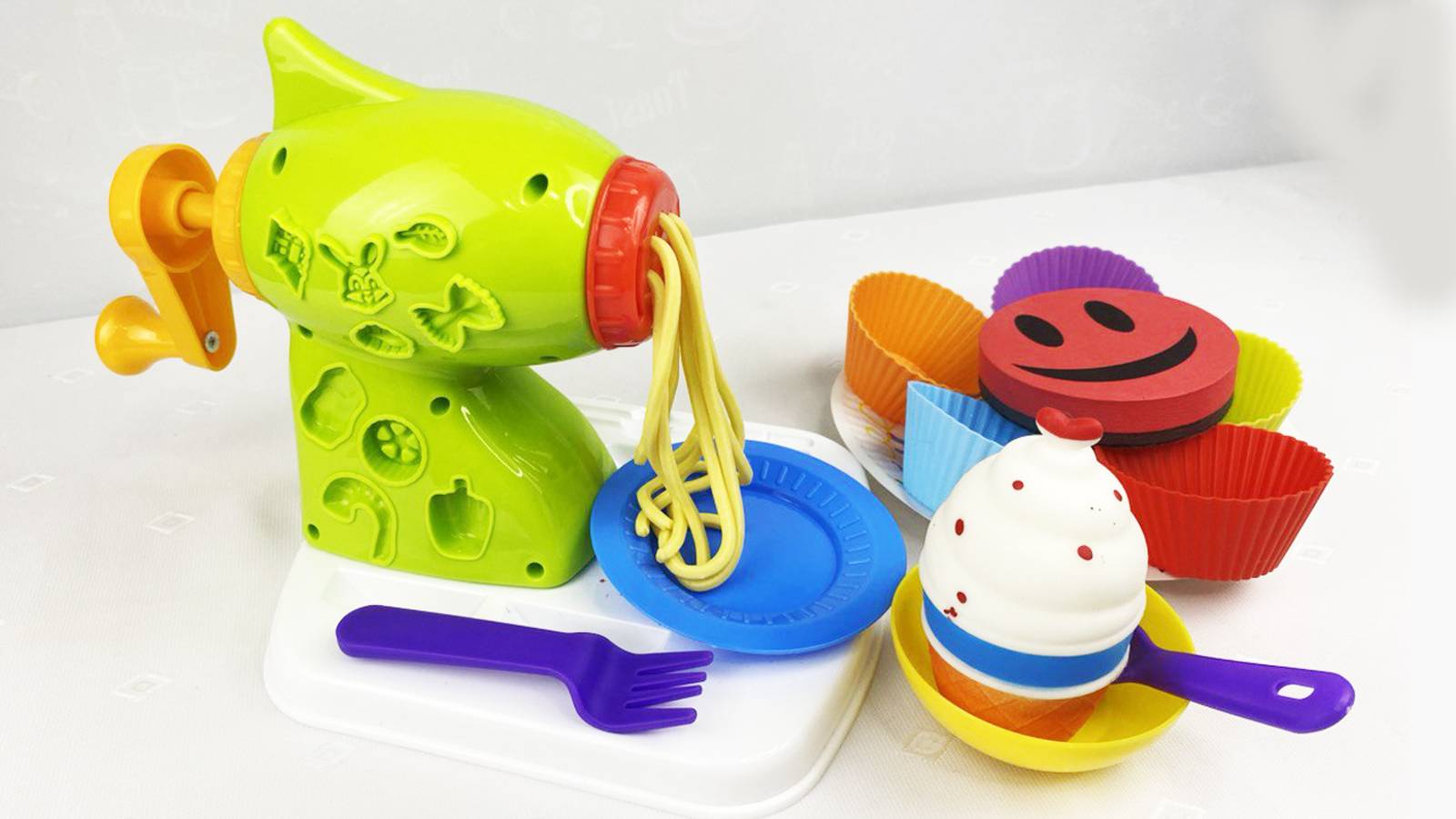 Мультики для детей и малышей. Пропускаем через мясорубку радужный пластелин. Яркие мультики смотреть онлайн