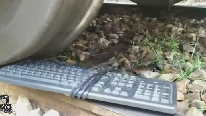 Предметы на рельсах смотреть онлайн