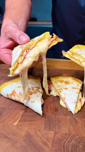 Сырно-колбасная лепешка на завтрак за 5 минут