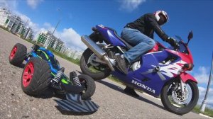 Машинка на пульте против мотоцикла