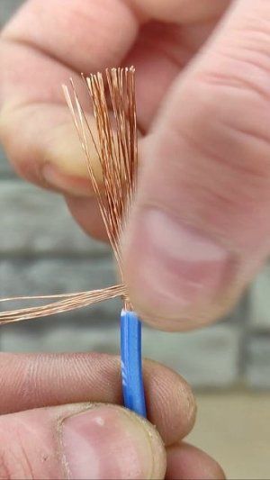 Обязательно запомни эту хитрость! Как легко подсоединить провод к винтовому зажиму? #shorts