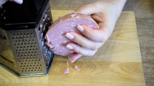 Я просто натерла колбасу на терке! Все обалдели когда попробовали!Вы больше не будете покупать пиццу