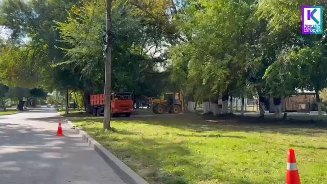 Комплексные работы по уходу за зелёными насаждениями провели в Керчи в районе Комсомольского парка смотреть онлайн