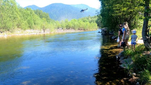 Вертолет берет подвеску, река Снежная иркутская область июль 2025г. смотреть онлайн