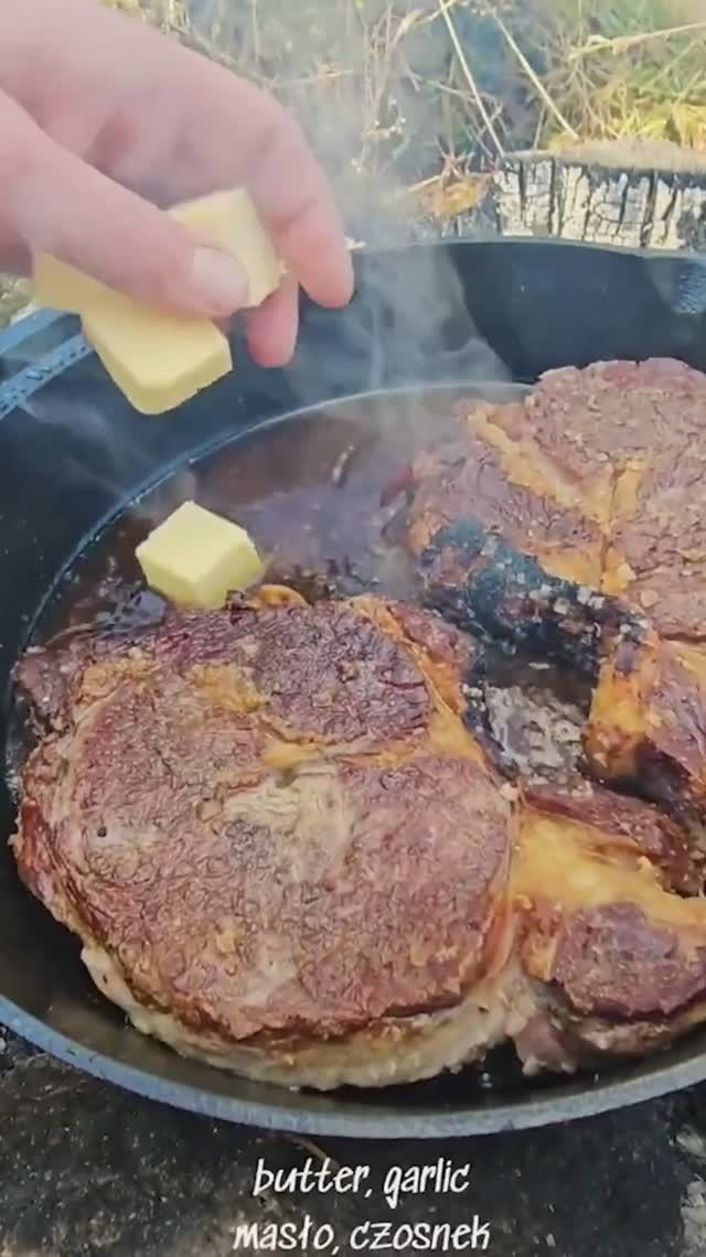 Сочный стейк Ти-бон 🥩 с картофелем фри, приготовленный на природе смотреть онлайн