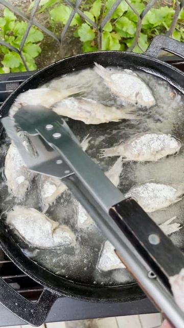 Жарю маленьких карасей и ротанов. Все косточки прогорают - вкуснятина!