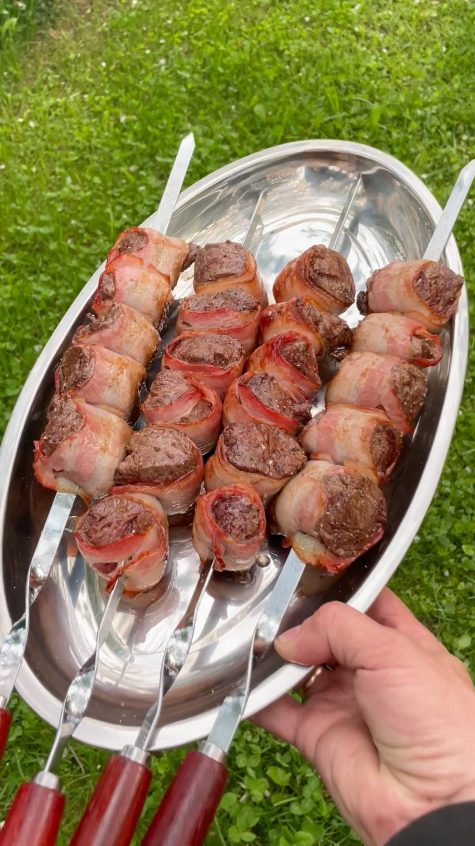 Готовлю шашлык из говяжьей вырезки обернутой беконом.