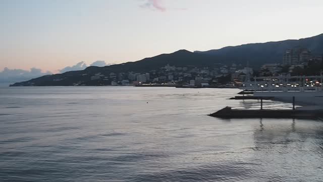 Вечером на пляже в Ялте (Крым) смотреть онлайн