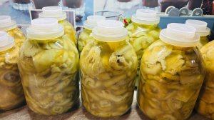 По соседям собирала... Баночки в шапочках...