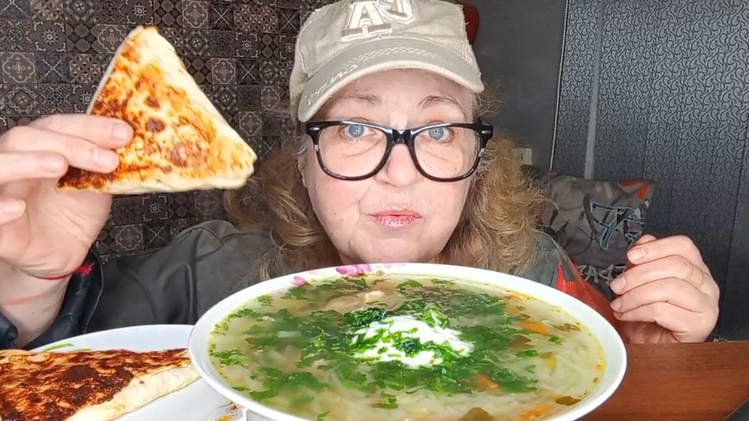 "КАЧАЕТСЯ А КУШАТЬ ХОТЦА"МУКБАНГ/ЕДАНАКАМЕРУ/ смотреть онлайн