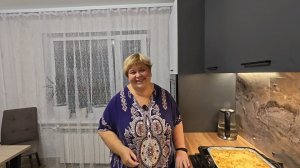 Подшиваю новые шторы  для кухни и готовлю вкуснейшую запеканку.