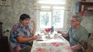 Семья готовит еду в казане. Накрыли стол. Вкусно кушаем. Жизнь в деревне (23.10. 2025)