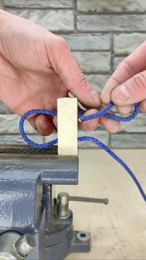 Обязательно запомни эту хитрость! Как можно легко натянуть верёвку? #shorts